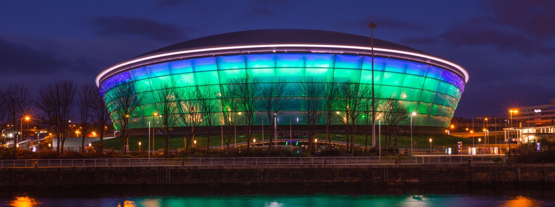 Die SSE Hydro Arena am Scottish Exhibition and Conference Centre in Glasgow ist nachts bunt erleuchtet.