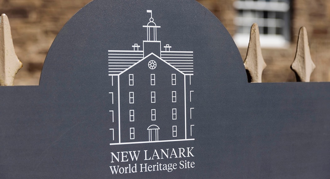 Ein Schild für die Welterbestätte New Lanark.