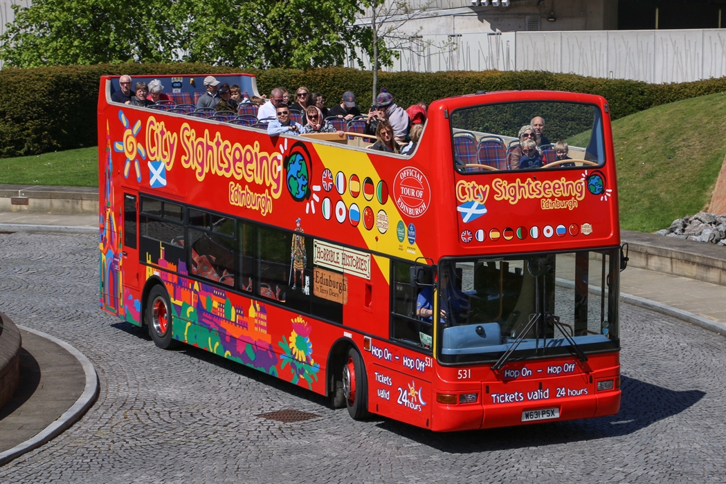 bus tour around edinburgh